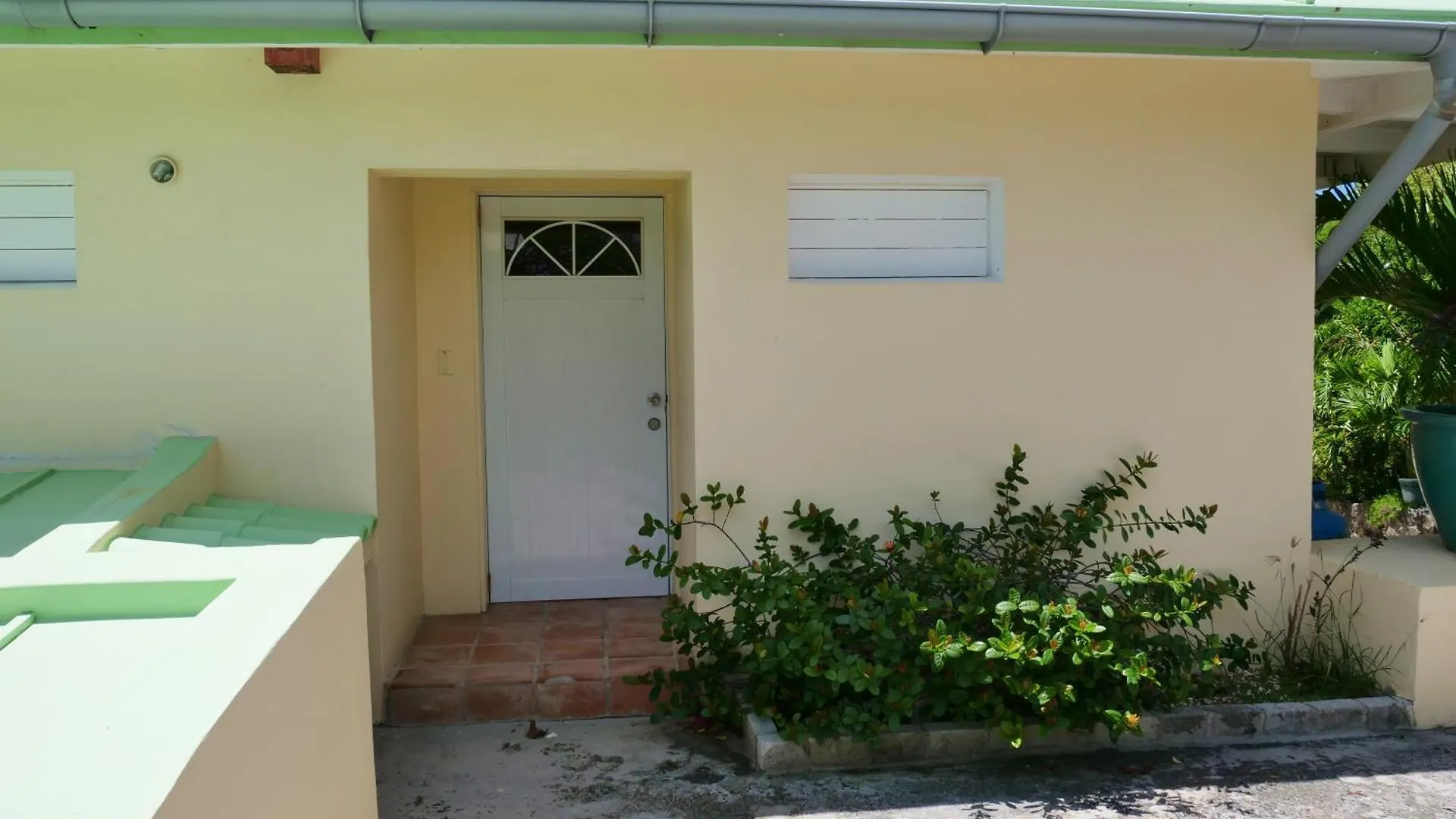 Villa Luminara- Lux Pool, Garden, Retreat & Beach Oyster Pond